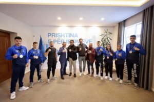 Kryetari i Prishtinës, Përparim Rama, pret medalistët e Kampionatit Evropian të MuayThai